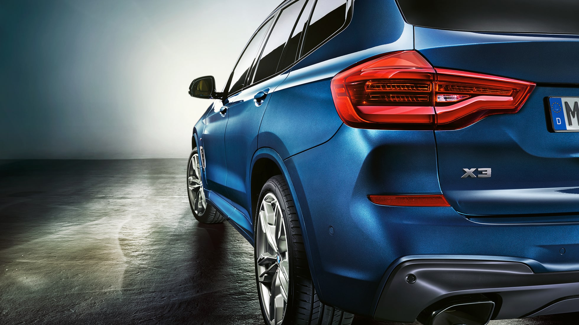 BMW X3 M40i, tročetvrtinski prikaz stražnjeg kraja s LED stražnjim svjetlima BMW X3 M40i, tročetvrtinski prikaz stražnjeg kraja s LED stražnjim svjetlima
