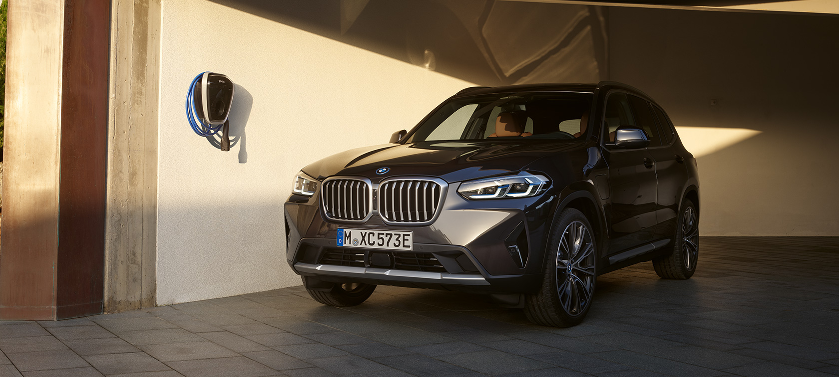 Plug-in hibrid BMW X3 xDrive30e G01 Sophisto Grey 2021 Plug-in hibrid BMW X3 xDrive30e G01 Sophisto Grey tročetvrtinski pogled sprijeda u mirovanju 2021
