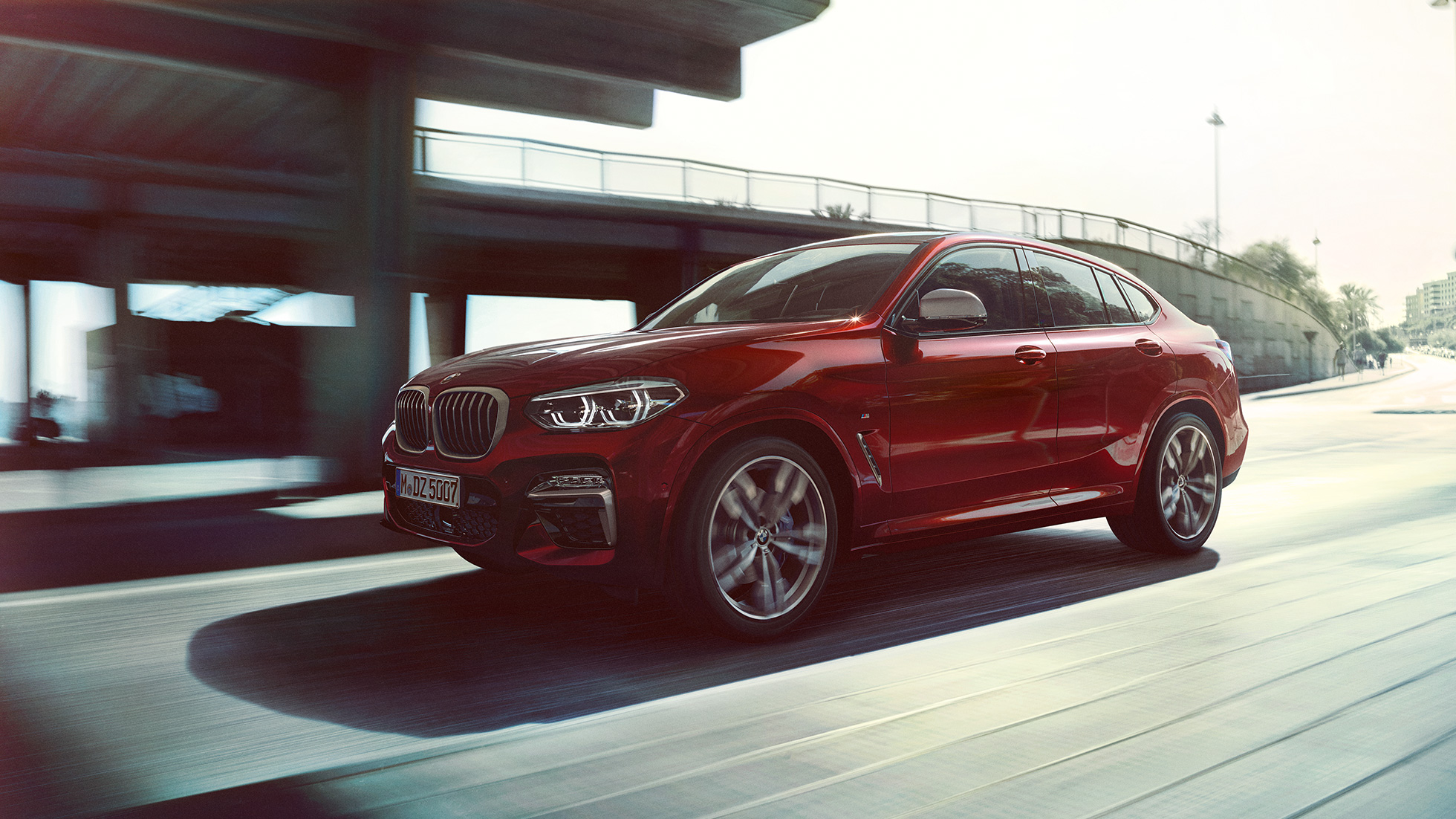Dinamični prednji kraj BMW X4 BMW X4 M40i G02 2018 Flamenco crvena sa briljantnim efektom tročetvrtinski pogled sprijeda