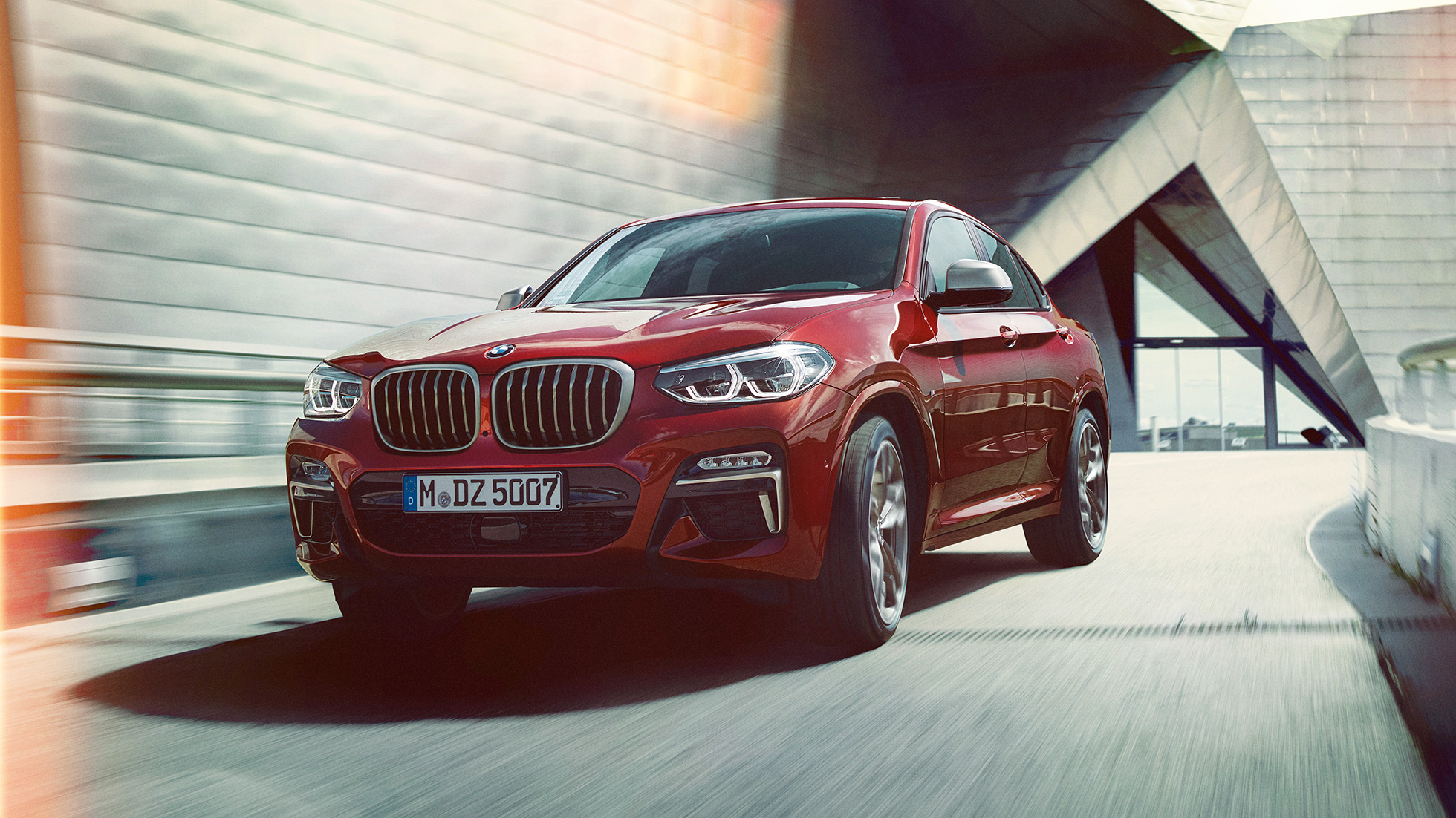 Tročetvrtinski pogled sprijeda BMW X4 BMW X4 M40i G02 2018 Flamenco crvena sa briljantnim efektom tročetvrtinski pogled sprijeda