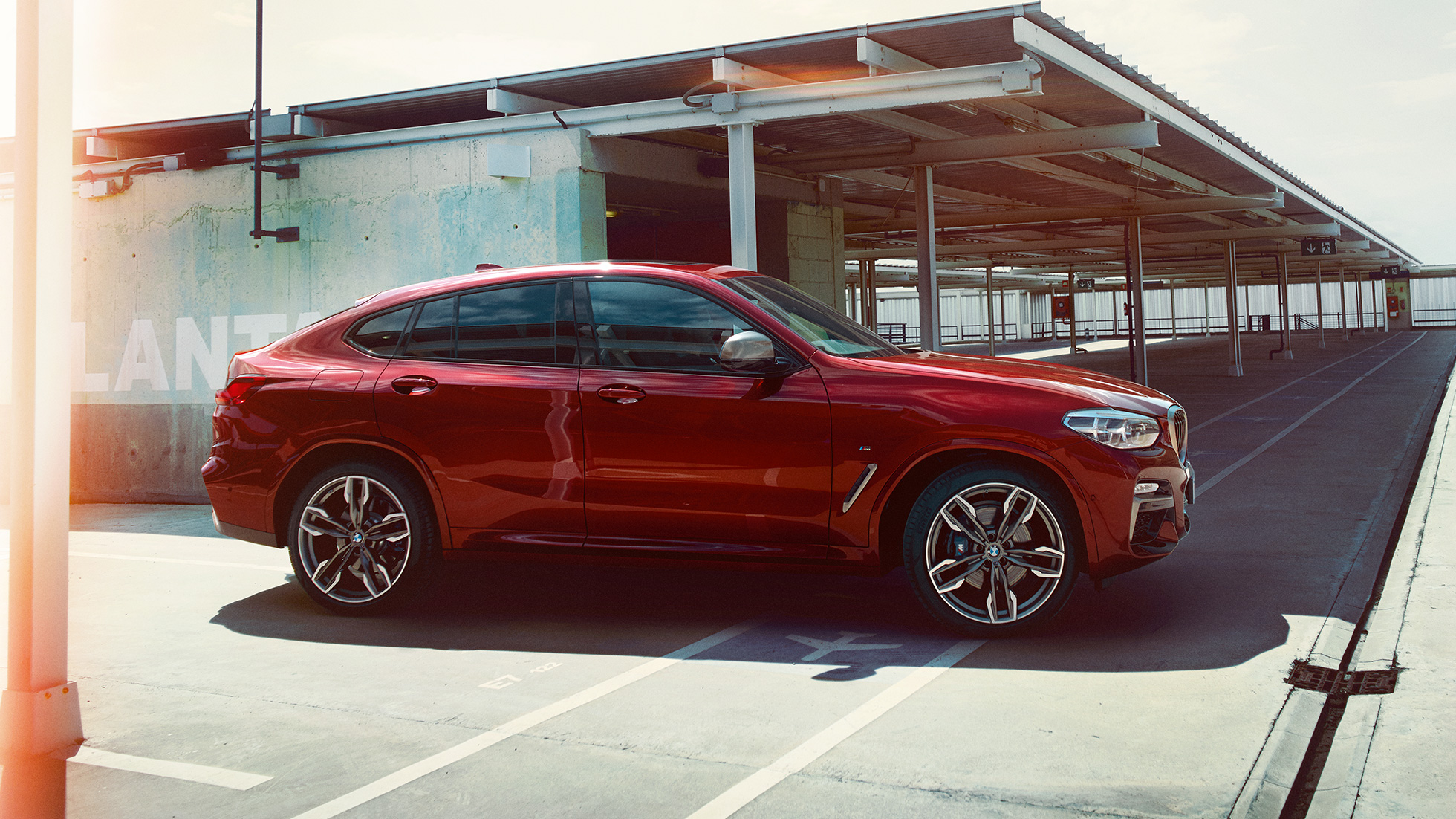 Sportska silueta BMW X4 Sportska silueta BMW X4 M40i G02 2018 Flamenco crvena sa briljantnim efektom s boka
