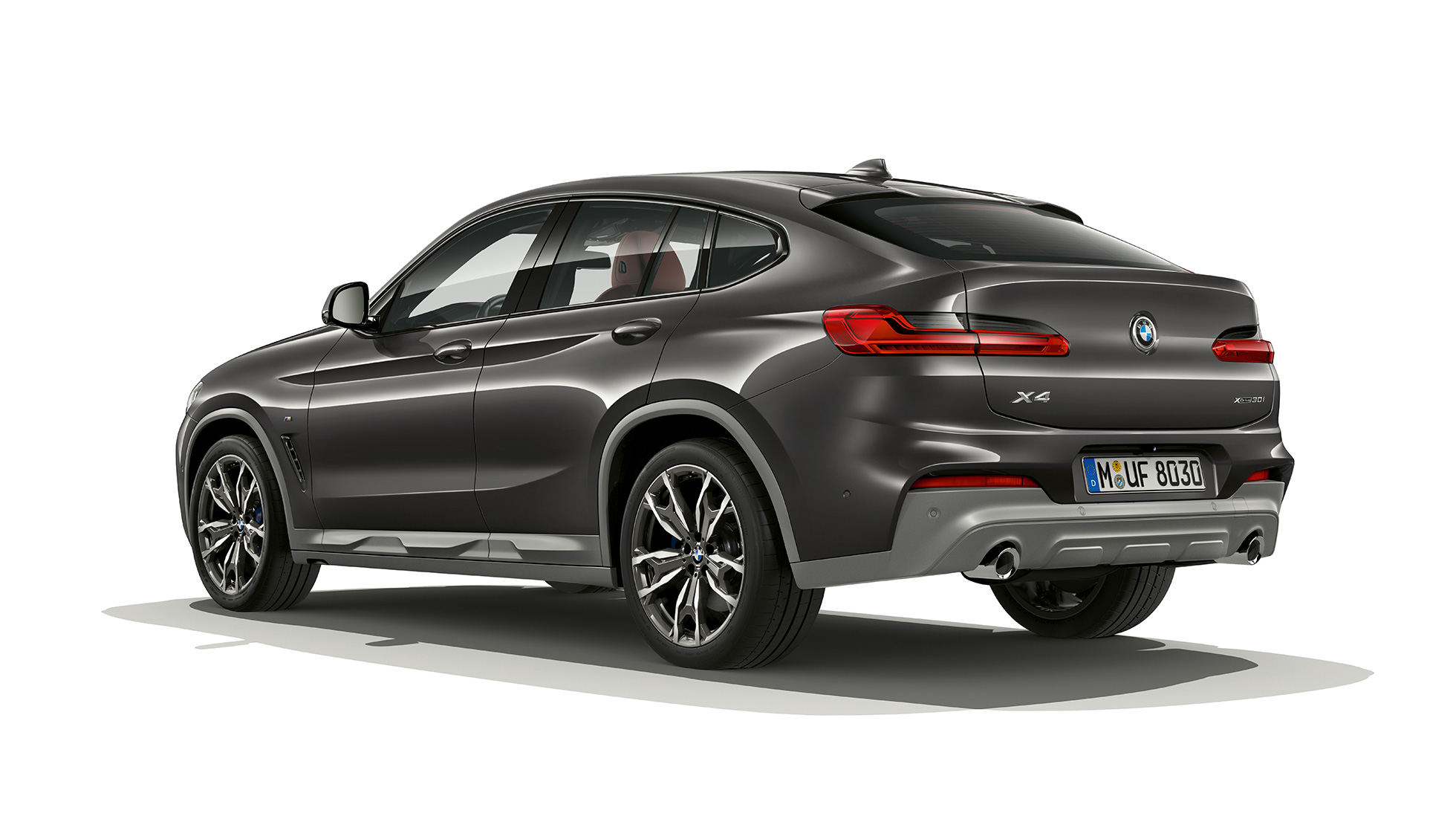 Tročetvrtinski stražnji pogled BMW X4 Model M Sport X BMW X4 xDrive30i Model M Sport X G02 2018 Sophisto Grey sa briljantnim efektom tročetvrtinski stražnji pogled