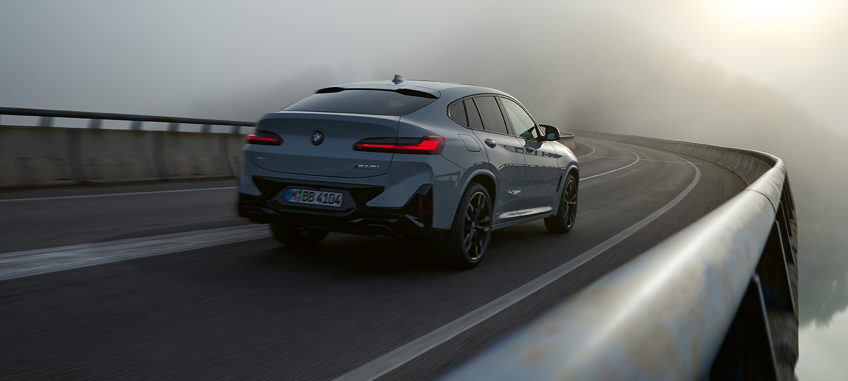 BMW X4 G02 Financial Services 2021 BMW X4 G02 Financial Services Brooklyn Grey tročetvrtinski pogled straga u vožnji 2021