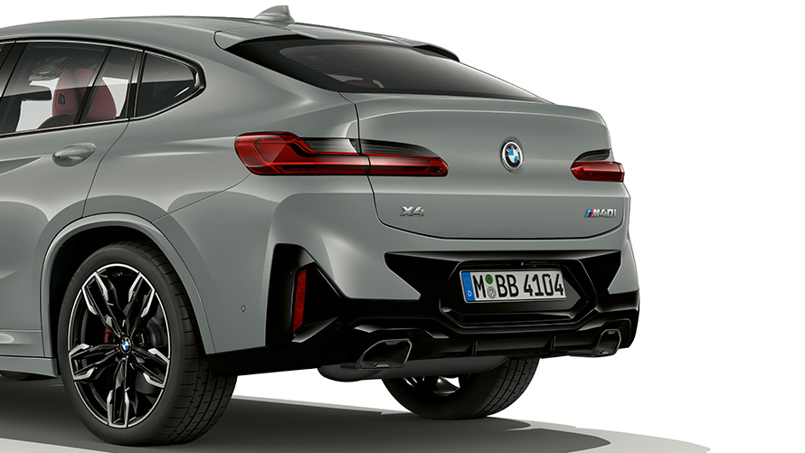 BMW X4 G02 Brooklyn Grey pogled izbliza na dizajn stražnjeg dijela 2021 Stražnji dio BMW-a X4 odaje signal autoriteta i atleticizma. Full LED stražnja svjetla u novom stilu osiguravaju još veću prisutnost, dok široke ispupčene ispušne cijevi slobodnog oblika ističu modernost progresivnog Sports Activity Coupéa. U kombinaciji s redizajniranom zaštitom donjeg dijela smještene između ispušnih cijevi, stražnji dio BMW-a X4 predstavlja bistro, snažno lice na cesti. BMW X4 G02 Brooklyn Grey pogled izbliza na dizajn stražnjeg dijela 2021