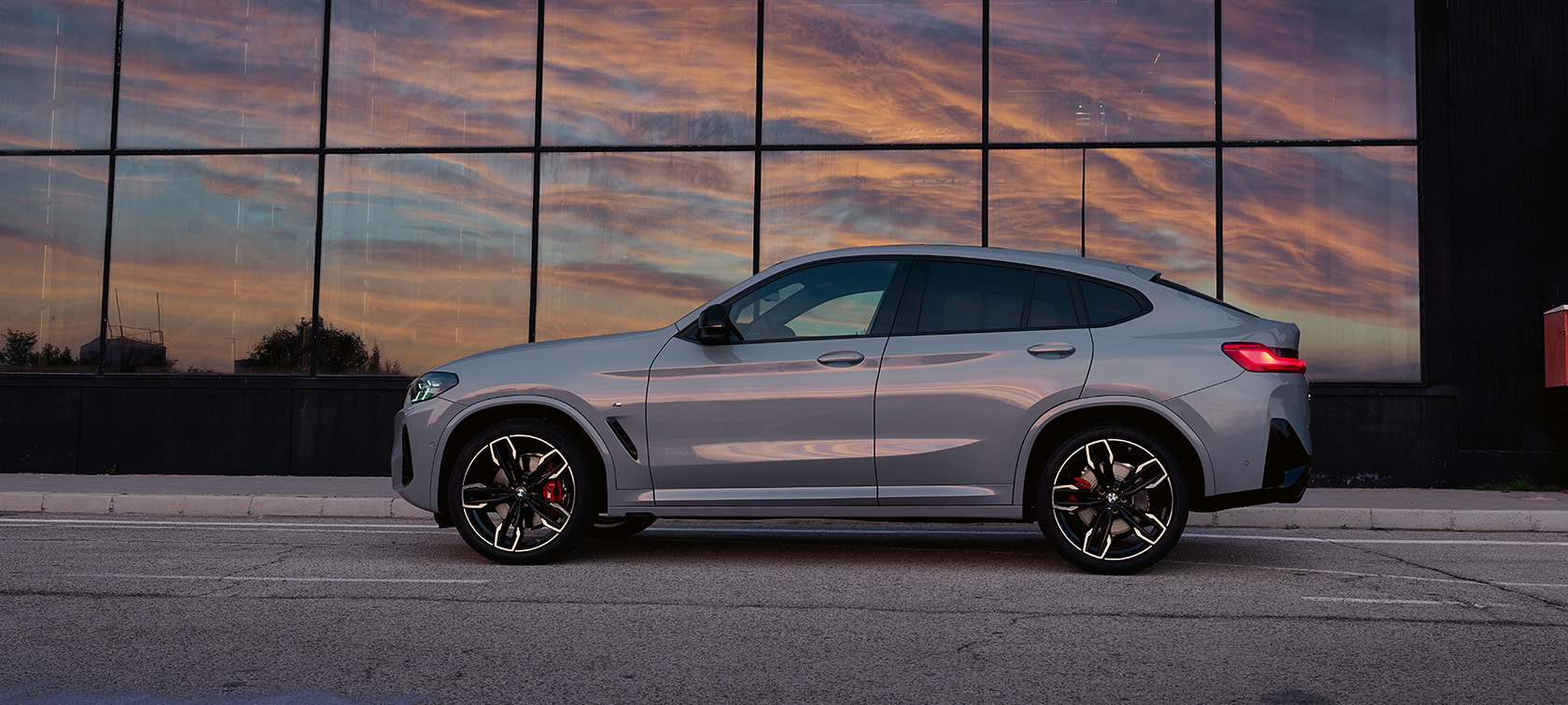 BMW X4 G02 Brooklyn Grey pogled s boka 2021