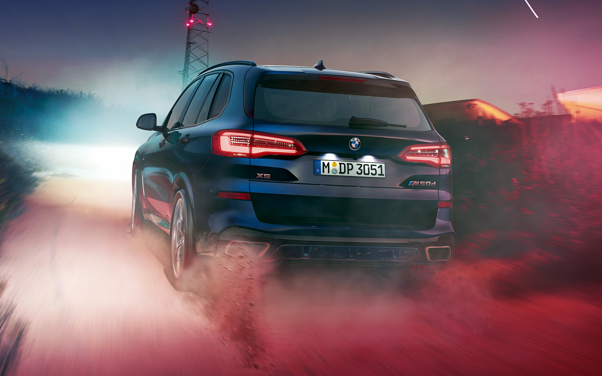 BMW X5 M50d stražnji kraj Stražnji kraj BMW-a X5 M50d noću u urbanoj sredini