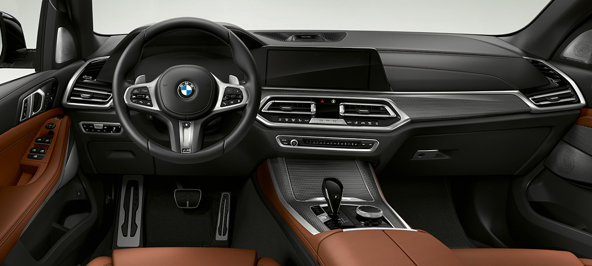 BMW X5 M50d unutrašnjost Unutrašnjost BMW-a X5 M50d s kokpitom, zaslonom s instrumentima i središnjom konzolom