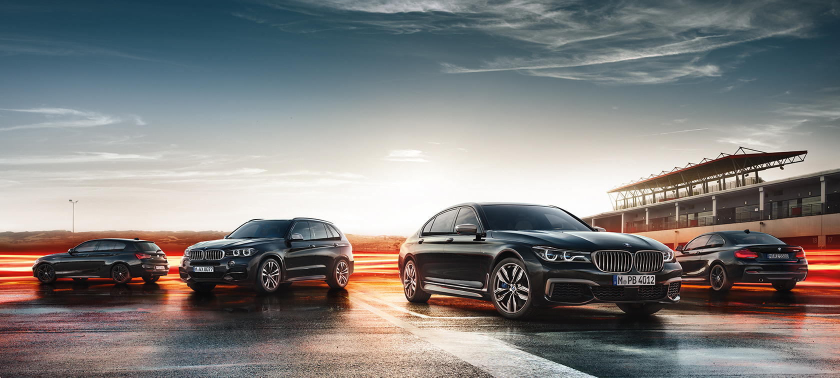 Tri M Performance automobila Tri BMW M Performance automobila stoje na mokrom asfaltu