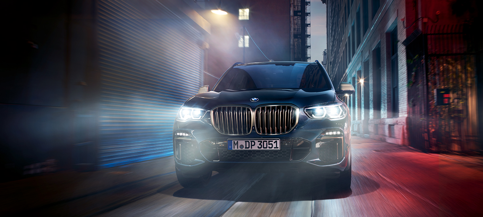 BMW X5 M50d u akciji BMW X5 M50d na cesti u gradu noću