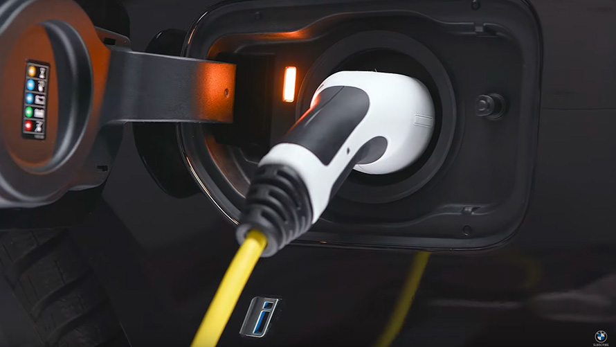 BMW plug-in hibrid povezan kabelom za punjenje BMW X5 G05 BMW plug-in hibrid spojen s kablom za punjenje krupni plan