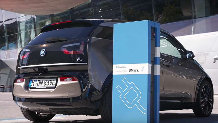 BMW i3 na stanici za punjenje BMW i3 na punionici tročetvrtinski stražnji prikaz