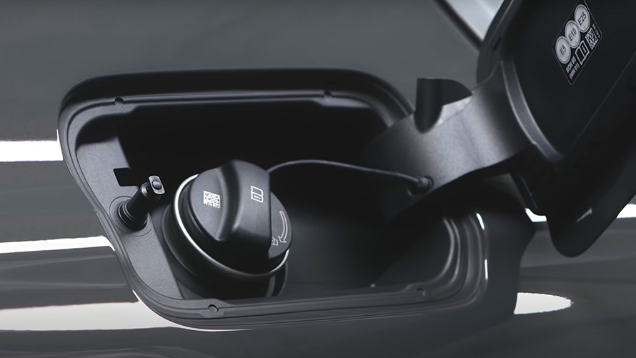 BMW plug-in hibrid poklopac spremnika goriva BMW X5 G05 BMW plug-in poklopac spremnika goriva krupni plan