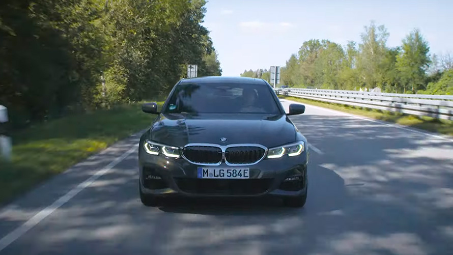 BMW plug-in hibrid u vožnji na cesti  BMW X5 G05 BMW plug-in hibrid u vožnji na cesti prednji prikaz