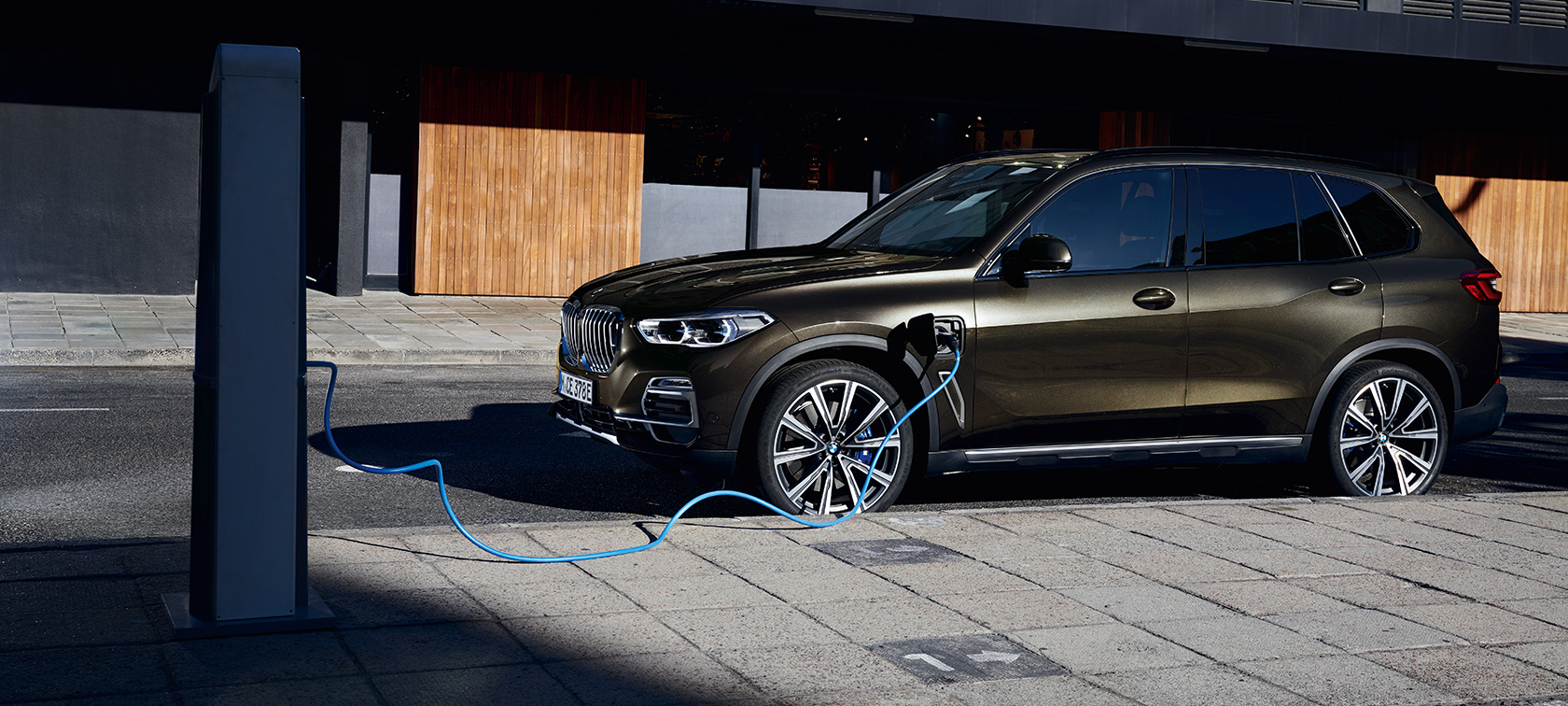 Plug-in hibrid BMW X5 xDrive45e G05 tročetvrtinski bočni prikaz Plug-in hibrid BMW X5 xDrive45e G05 tročetvrtinski bočni prikaz punjenje