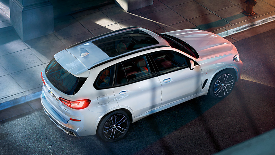 BMW X5 stoji prikaz iz ptičje perspektive BMW X5 stoji prikaz iz ptičje perspektive