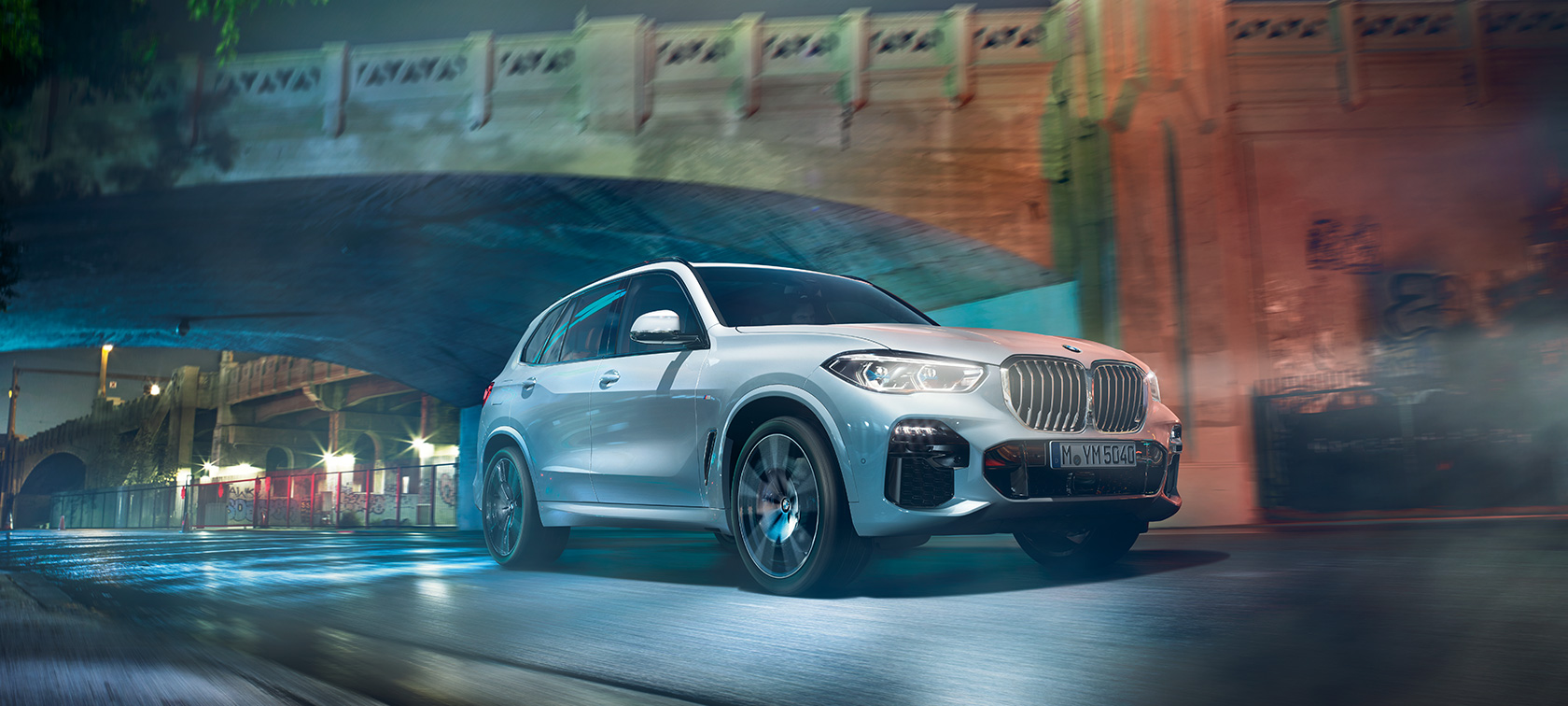 BMW X5 G05 2018 Mineral White metalik tročetvrtinski prednji prikaz u vožnji noću