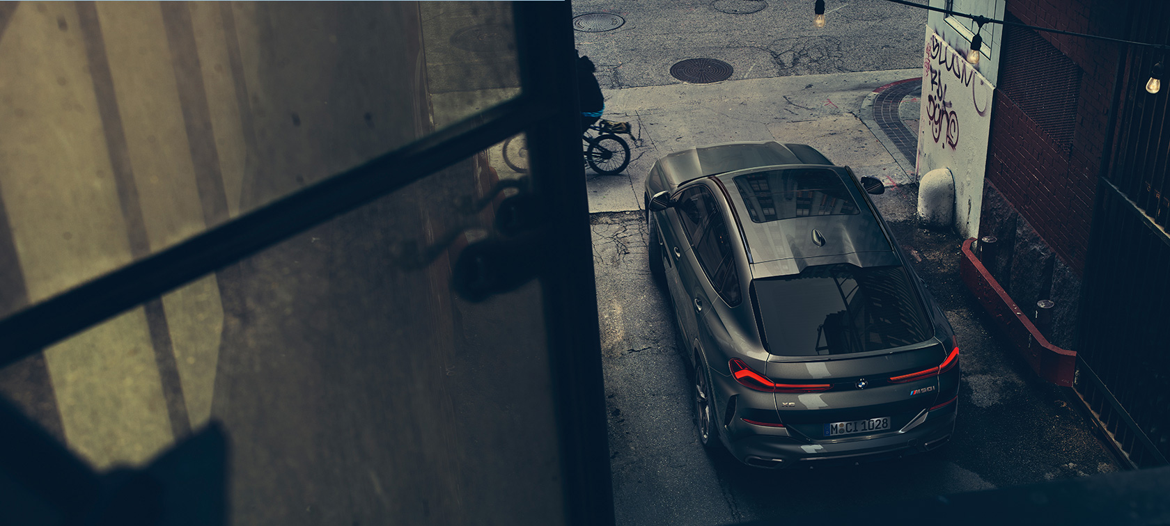 Prikaz stražnjeg kraja BMW-a X6. Prikaz stražnjeg kraja BMW-a X6 iz ptičje perspektive.