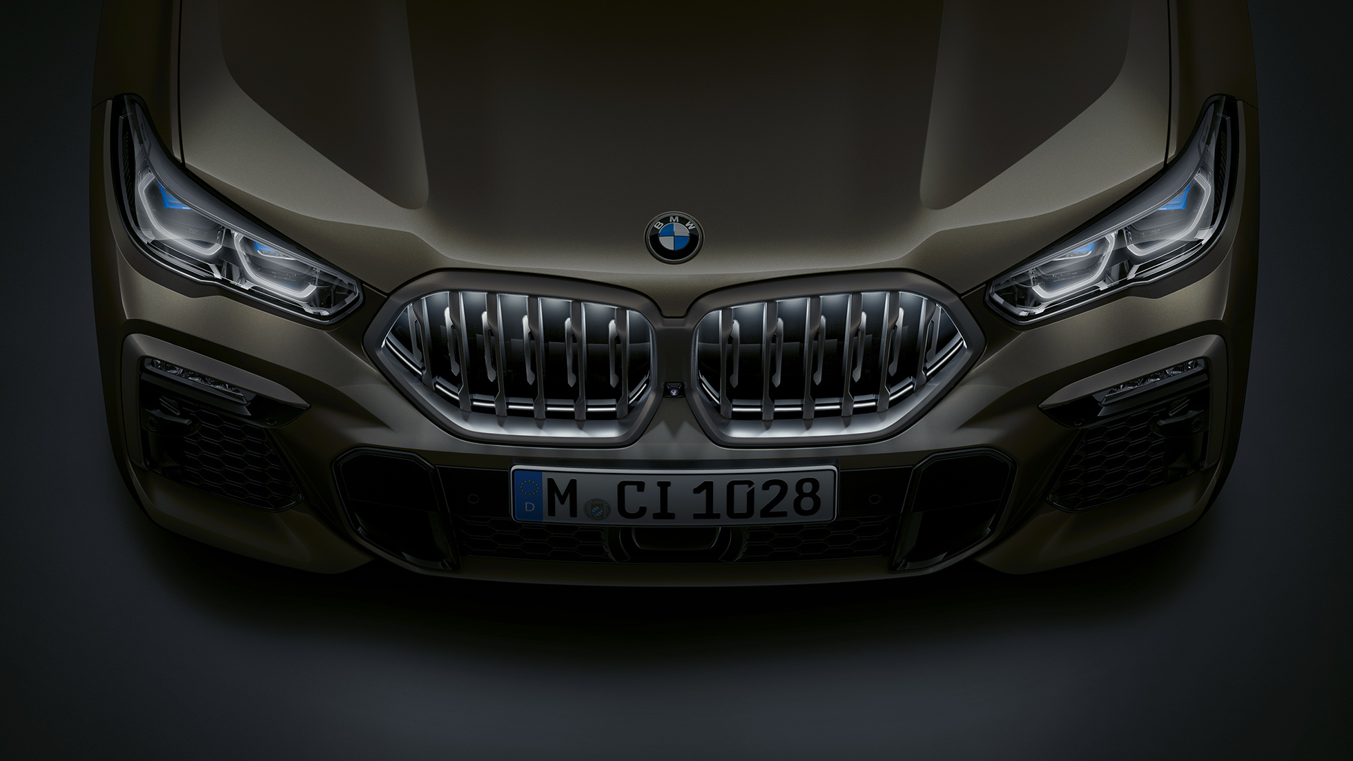 Prednji kraj BMW-a X6. Detaljan prikaz prednjeg kraja BMW-a X6 s BMW ‘Iconic Glow’ rešetkom maske iz ptičje perspektive.