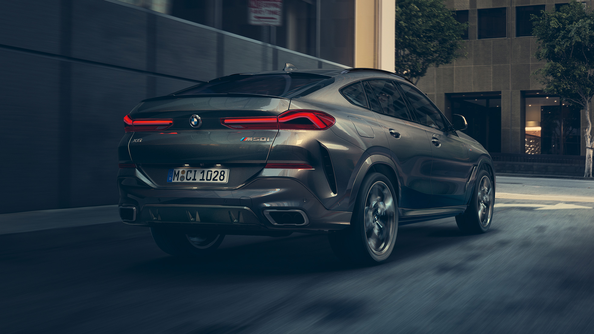 Prilagodljiv M ovjes Professional. Tročetvrtinski prikaz stražnjeg kraja BMW-a X6.