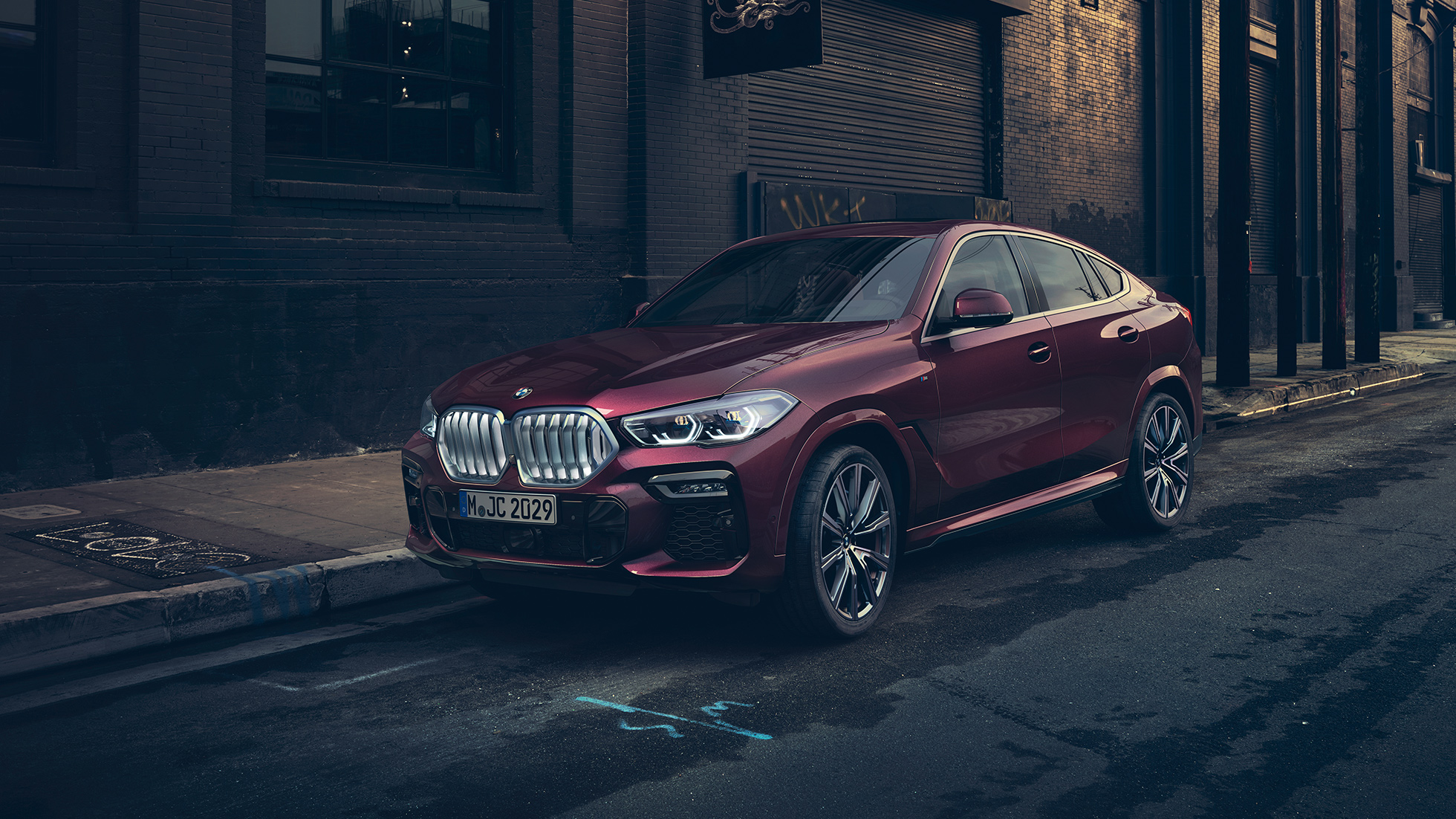 Vanjština BMW-a X6 Individual. Stacionarni BMW X6 Individual u tročetvrtinskom prikazu prednjeg kraja.
