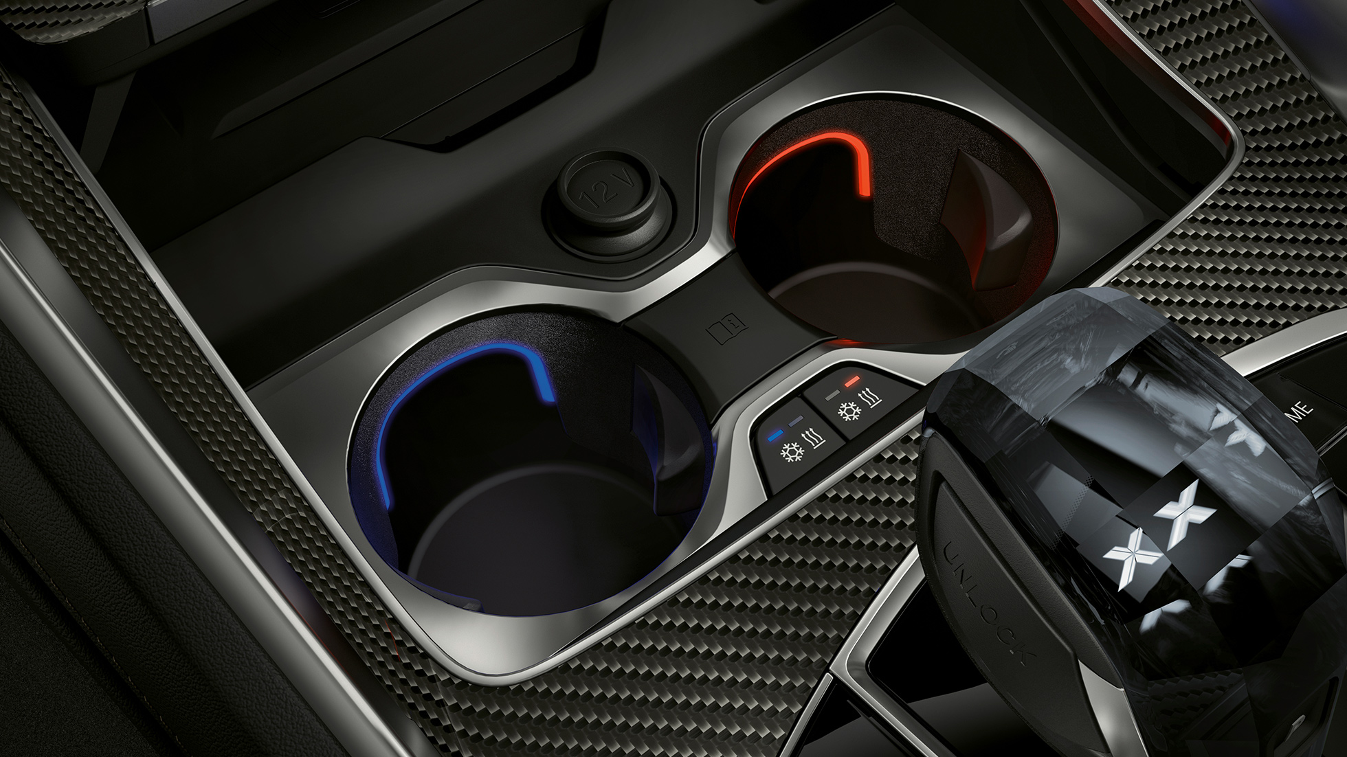 Držač za čaše s opcijom kontroliranja temperature. Detaljan prikaz unutrašnjosti BMW-a s fokusom na držač za čaše s opcijom kontroliranja temperature.