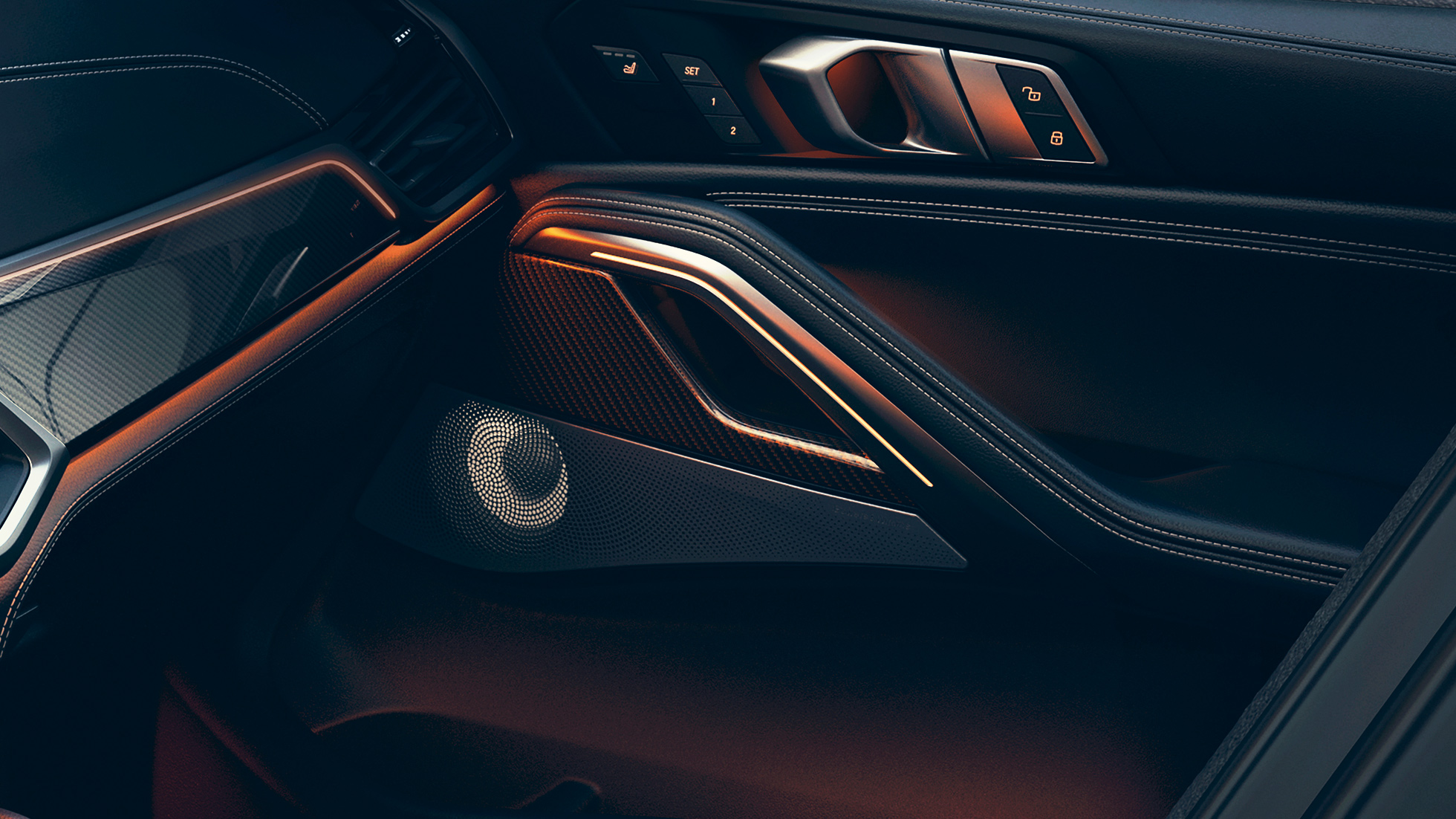 Zvučnik BMW-a X6. Detaljan prikaz unutrašnjosti BMW-a s fokusom na zvučnike.
