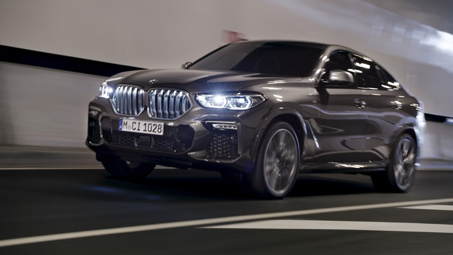 Tročetvrtinski pogled sprijeda BMW X6 G06 2019 BMW X6 G06 2019 tročetvrtinski pogled sprijeda u vožnji ispred urbane sredine