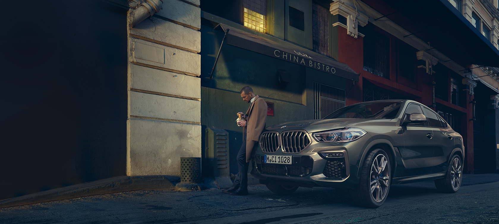 BMW X6 G06 2019 Manhatten metalik tročetvrtinski pogled straga u vožnji