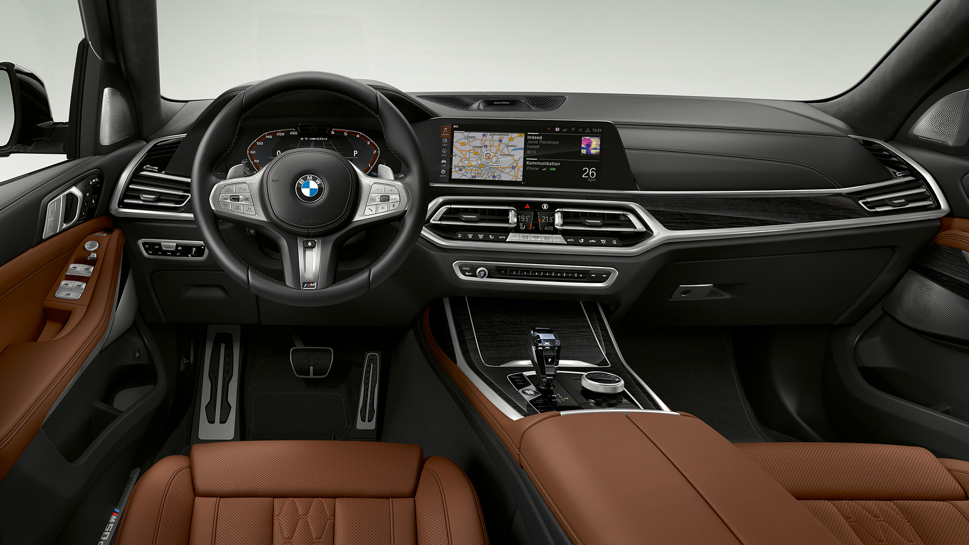 BMW X7, BMW X7 M50d kokpit Detaljan prednji prikaz kokpita vozača BMW-a X7 sa BMW X7 M50d značajkama