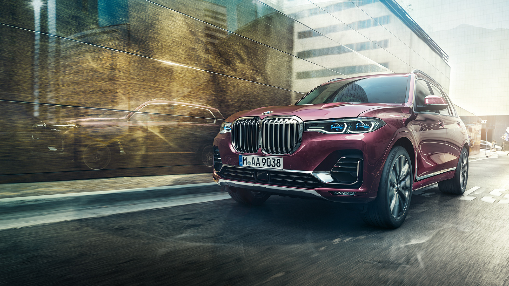 BMW Individual X7 xDrive40i, tročetvrtinski prednji prikaz BMW X7 prilikom vožnje u Ametrin metalik boji
