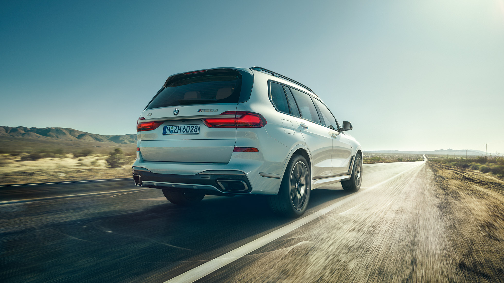 BMW X7 M50d, stražnji prikaz BMW X7 M50d: bijeli BMW X7 straga