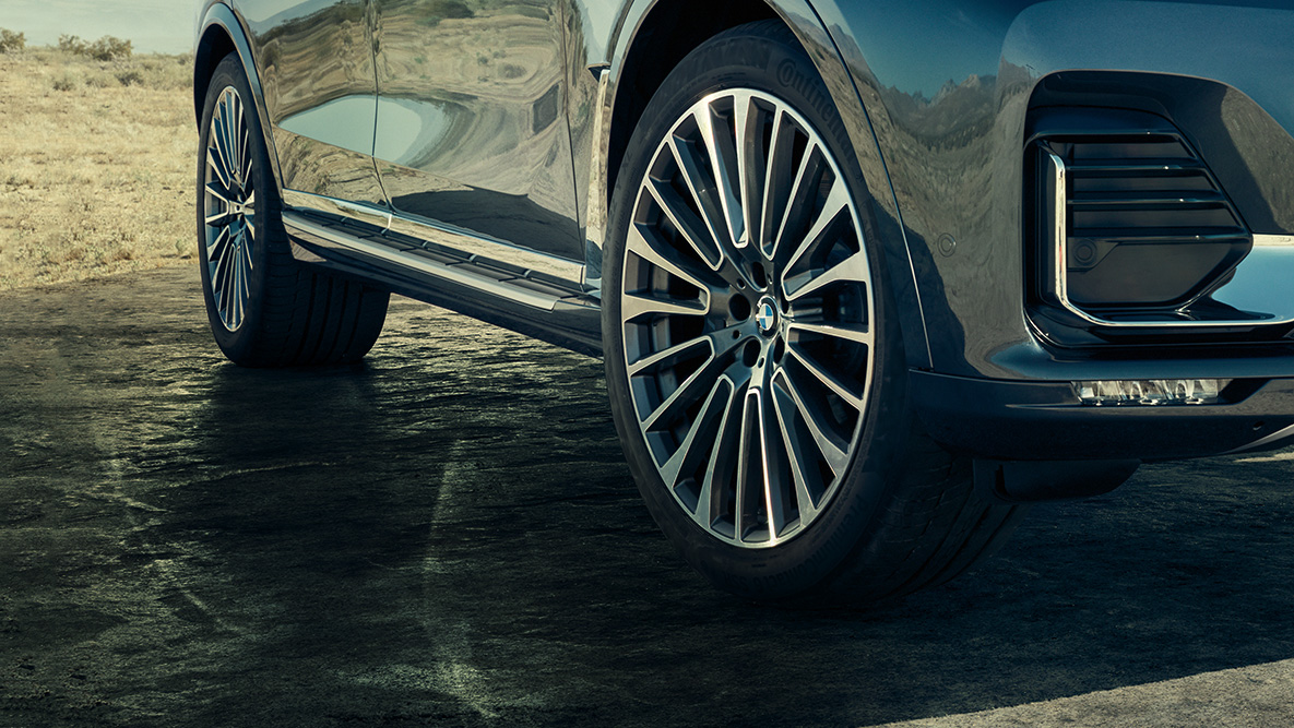 22" lakometalni kotači 22" lakometalni kotači: BMW X7 sprijeda