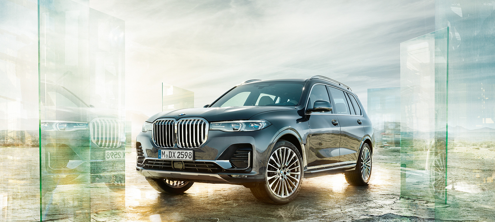 BMW X7, sprijeda BMW X7 u pustinji