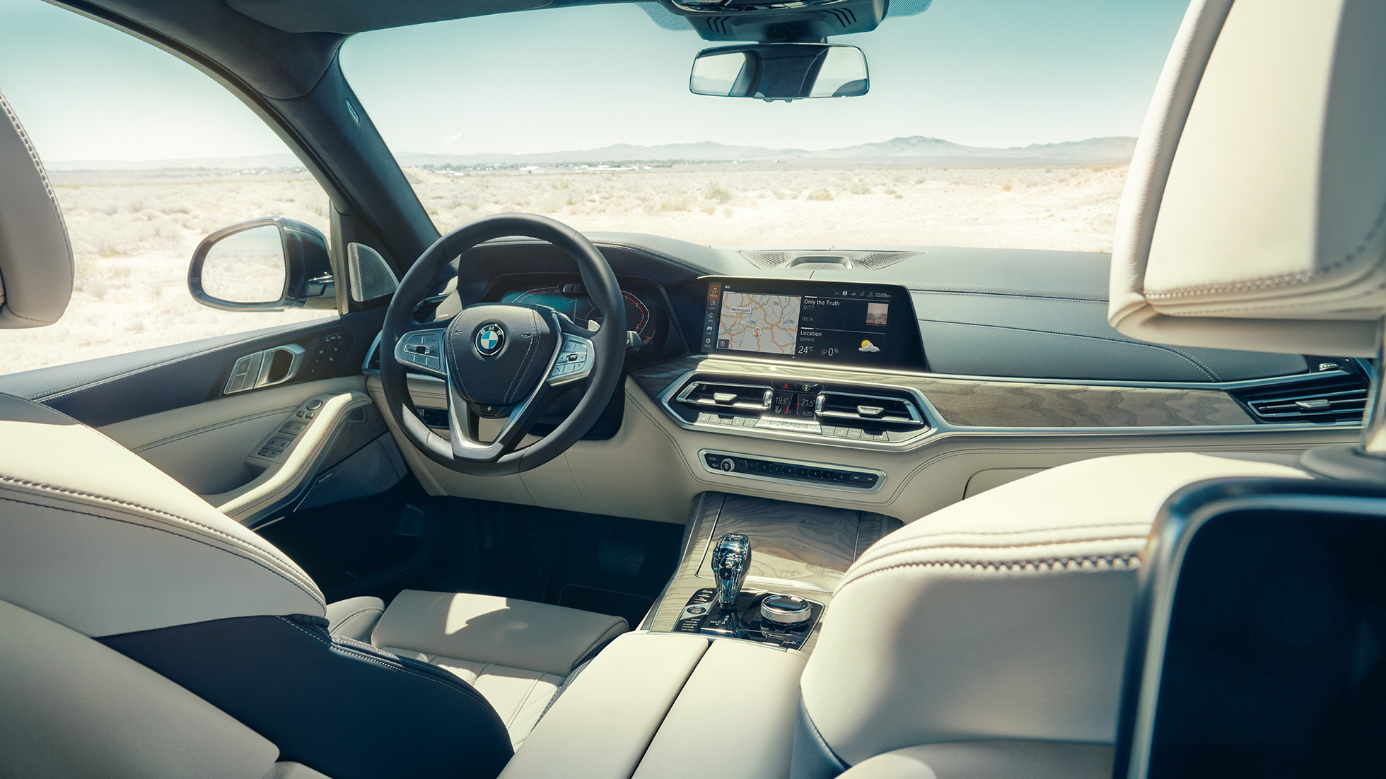 Kokpit BMW-a X7 Unutrašnjost BMW-a X7, kokpit sa sportskim kožnim volanom, G07 2019