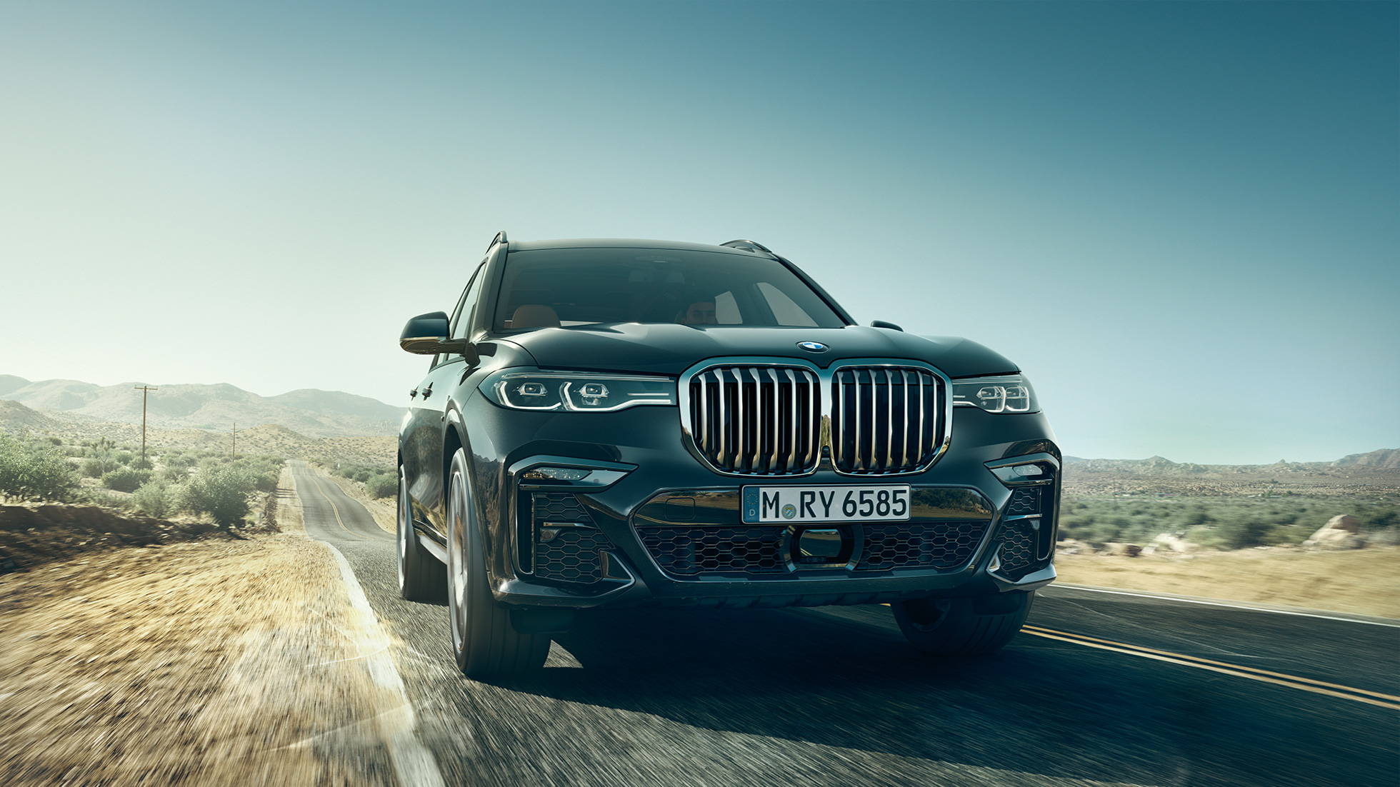 Prednji kraj BMW-a X7 BMW X7 u Arctic Grey boji, vanjština, prikaz prednjeg kraja s tla, G07 2019