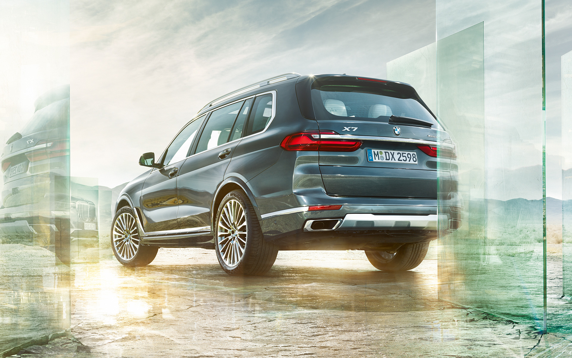BMW X7 G07 2019 tročetvrtinski pogled straga iz niskog kuta BMW X7 G07 2019 tročetvrtinski pogled straga iz niskog kuta