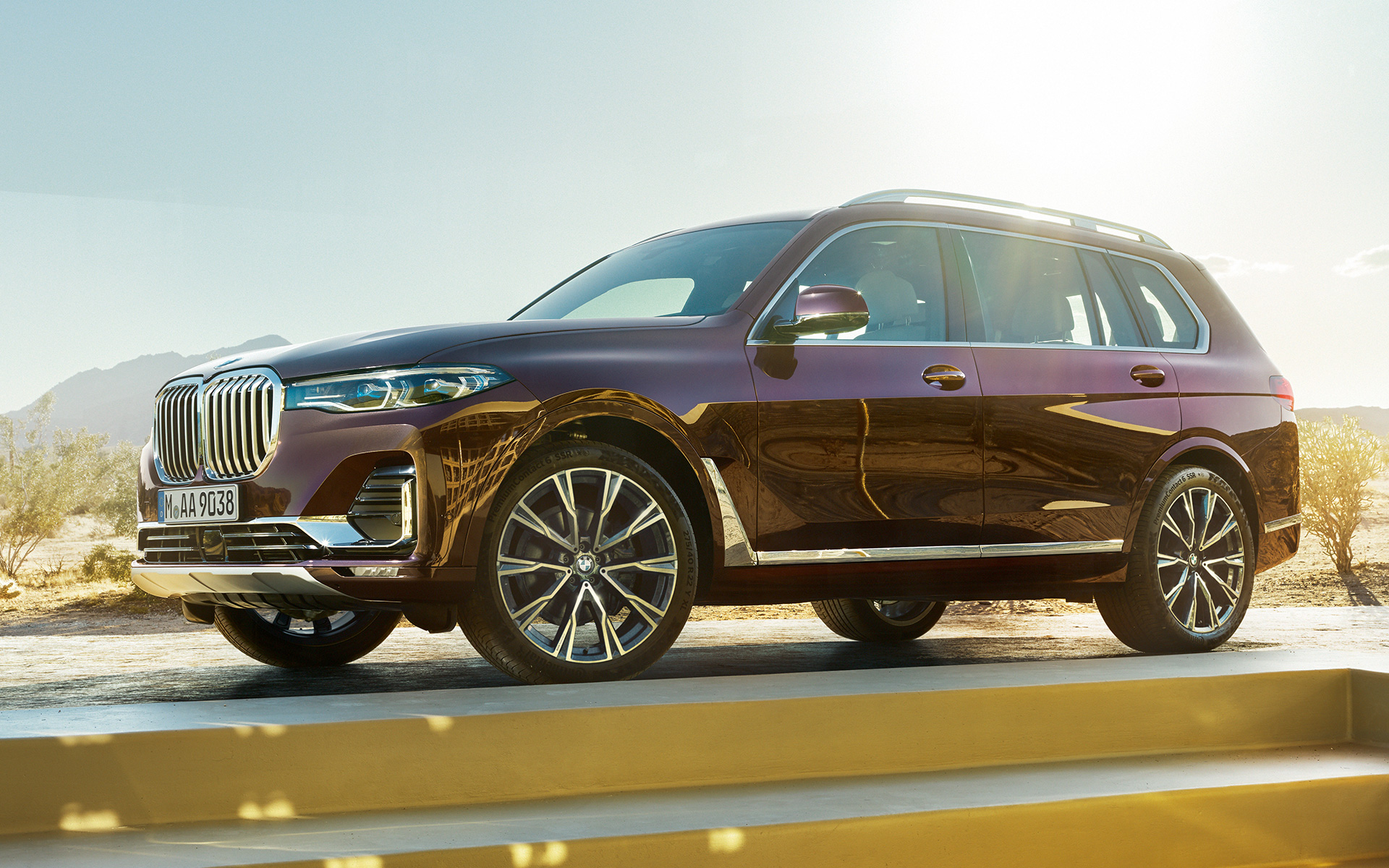 BMW X7 Individual xDrive40i G07 2018 ametrin metalik u pogledu s boka u mirovanju ispred pustinje u pozadini BMW X7 Individual xDrive40i G07 2018 ametrin metalik u pogledu s boka u mirovanju ispred pustinje u pozadini