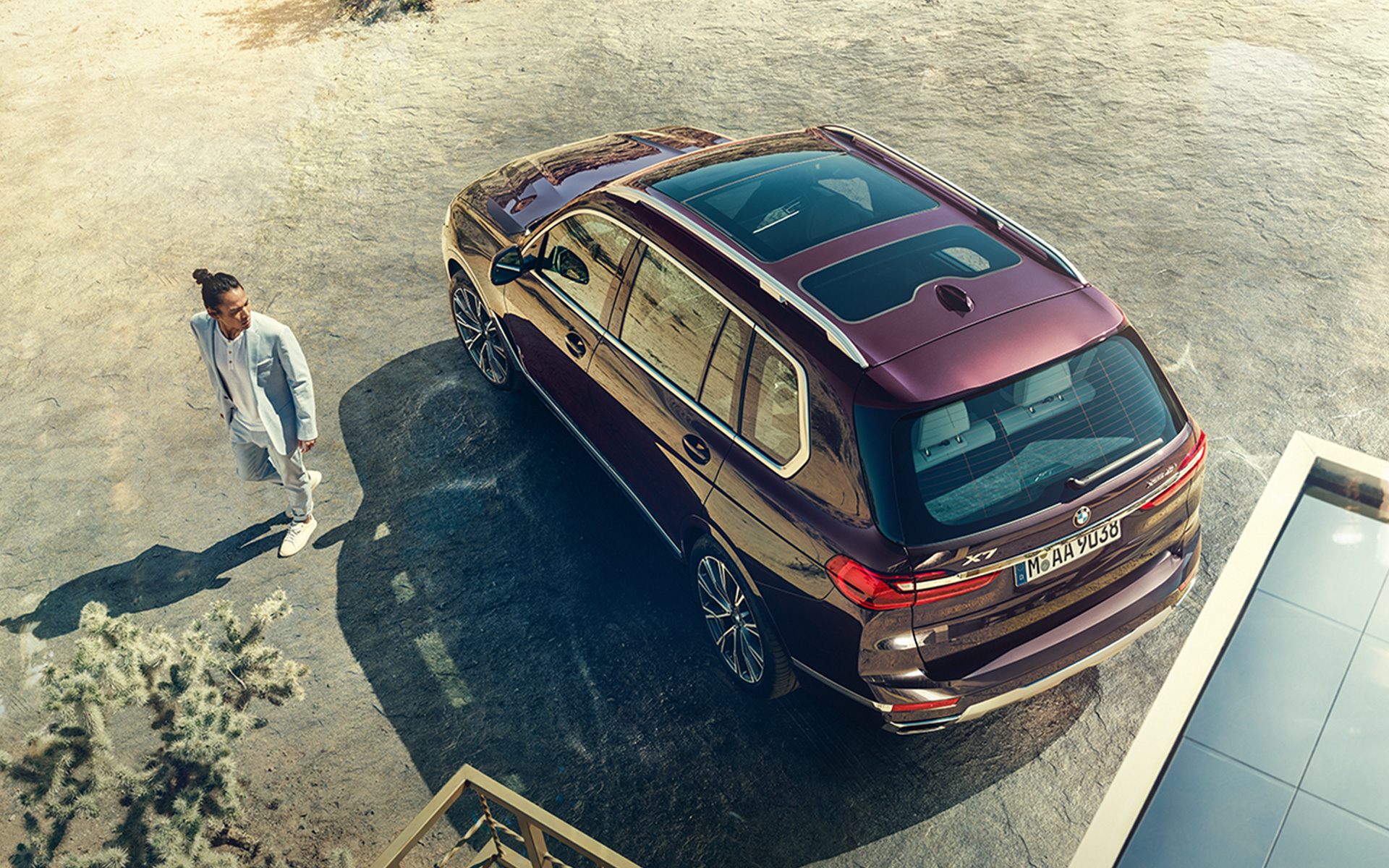 BMW X7 Individual xDrive40i G07 2018 ametrin metalik pogled iz ptičje perspektive sa modelom BMW X7 Individual xDrive40i G07 2018 ametrin metalik pogled iz ptičje perspektive sa modelom