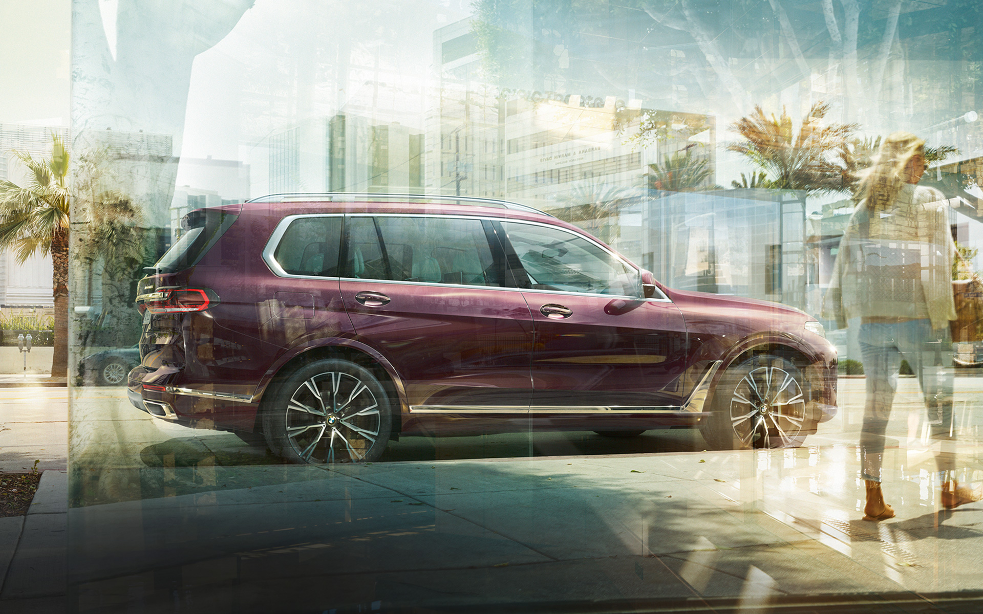 BMW X7 Individual xDrive40i G07 2018 ametrin metalik pogled s boka na parkingu u gradu BMW X7 Individual xDrive40i G07 2018 ametrin metalik pogled s boka na parkingu u gradu