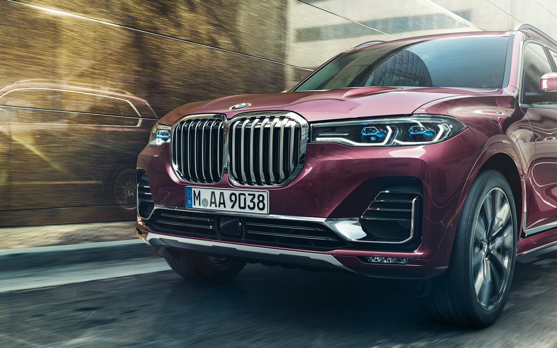 BMW X7 Individual xDrive40i G07 2018 ametrin metalik tročetvrtinski pogled sprijeda u vožnji BMW X7 Individual xDrive40i G07 2018 ametrin metalik tročetvrtinski pogled sprijeda u vožnji
