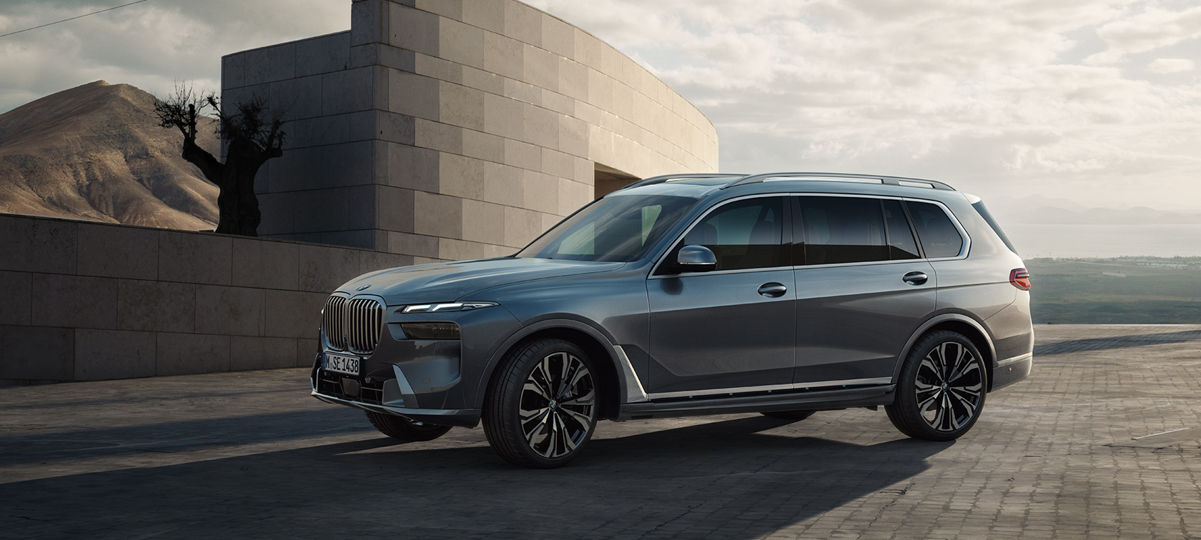 BMW X7 G07 LCI 7/8 pogled sa strane Sparkling Copper Grey metalik Video BMW X7 G07 LCI 7/8 pogled sa strane u mirovanju Sparkling Copper Grey metalik Video