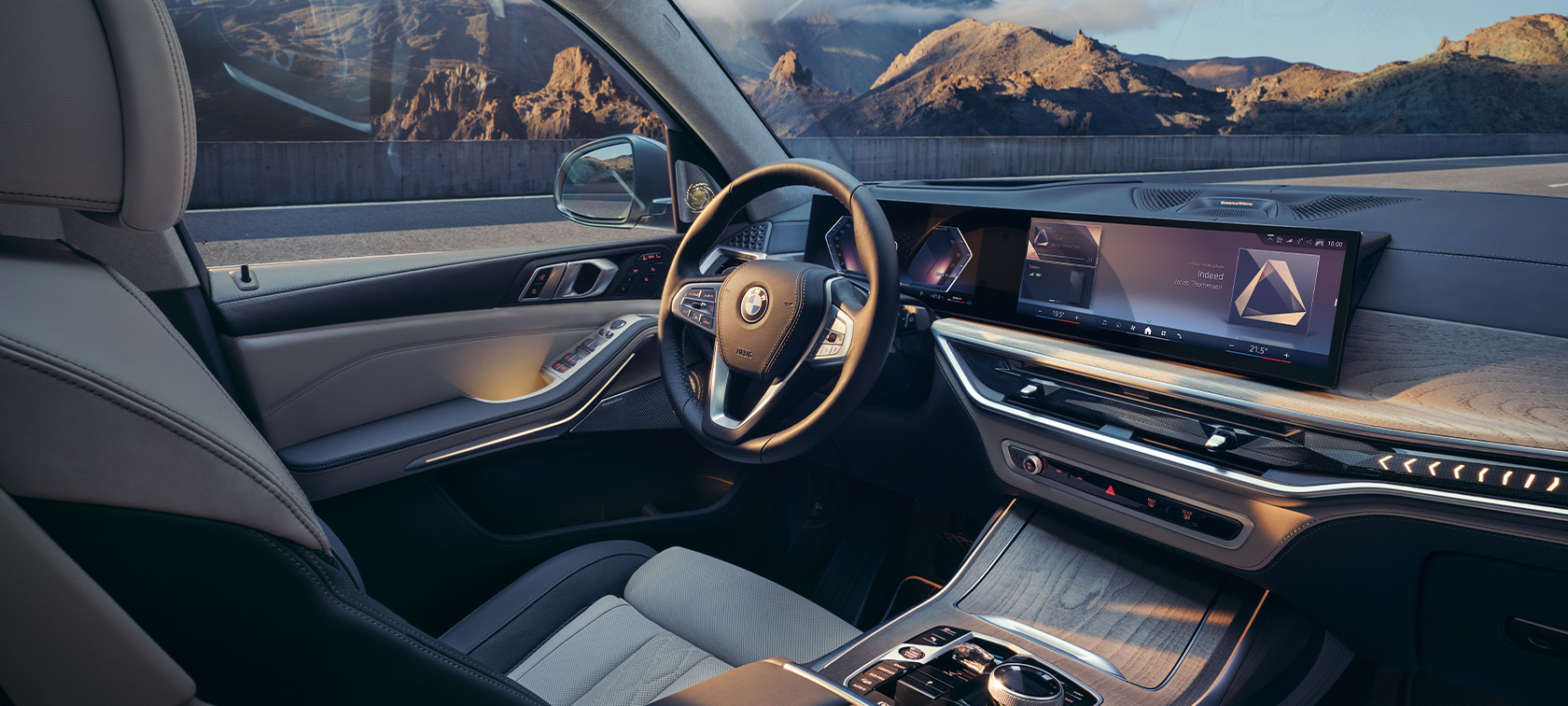 Pogled na kokpit sa suvozačeve strane BMW X7 G07 LCI Pogled na kokpit s BMW Curved Display sa suvozačeve strane BMW X7 G07 LCI