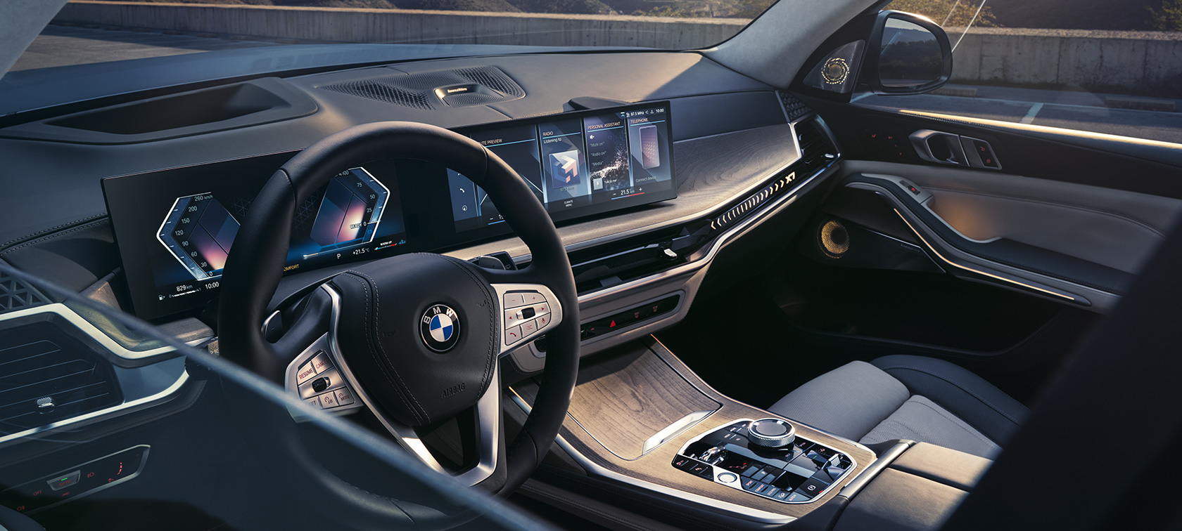 Pogled na kokpit izvana na vozačevoj strani BMW X7 G07 LCI Pogled na kokpit izvana na vozačevoj strani BMW X7 G07 LCI