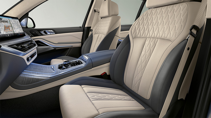 Sensafin presvlake pogled sa vozačevog sjedala sa strane BMW X7 G07 LCI