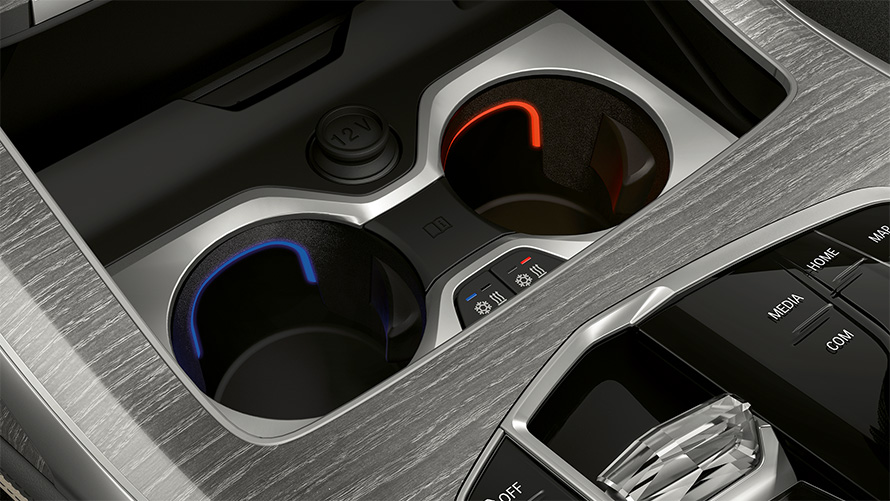 Comfort paket Pogled izbliza na držač čaše ispred BMW X7 G07 LCI