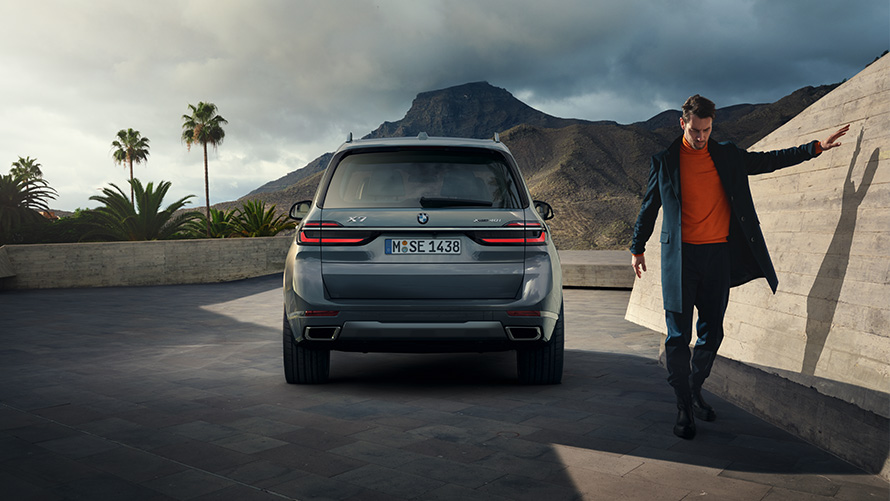 BMW X7 G07 LCI pogled straga s modelom Sparkling Copper Grey metalik