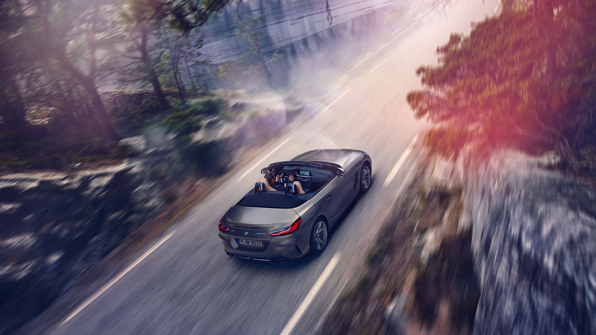 Prikaz iz zraka BMW-a Z4 Roadster Prikaz iz zraka sivog BMW-a Z4 Roadster u pokretu