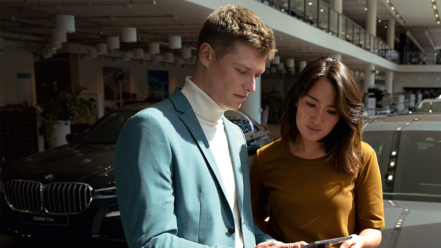 BMW zaposlenik savjetuje kupca