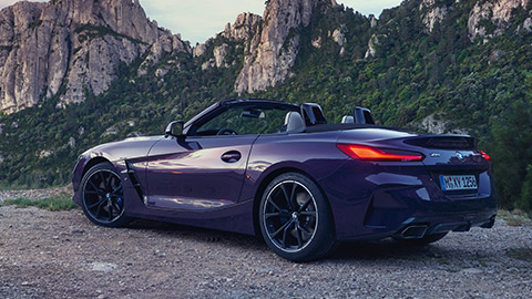 BMW Z4 Roadster (G29) tročetvrtinski pogled sprijeda u vožnji BMW Z4 Roadster (G29) tročetvrtinski pogled sprijeda u vožnji