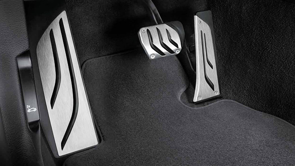 Oslonac za noge i papučica od inoksa u paketu BMW M Performance